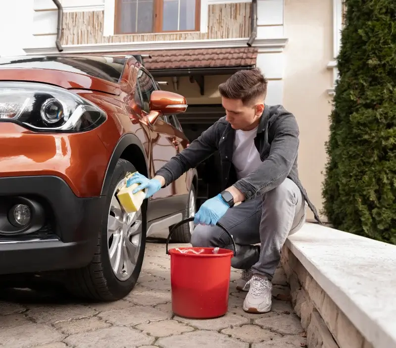 Lavage auto à domicile Chens-sur-Léman : professionnel intervenant sur un véhicule